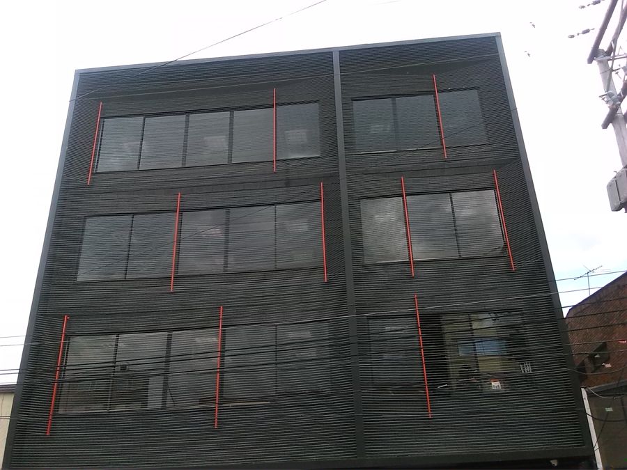 Vista frontal de los cuatro pisos de la fachada