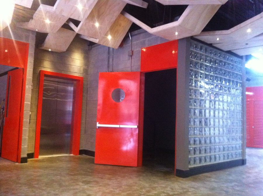 Hall del primer piso con ascensor y puerta cortafuego