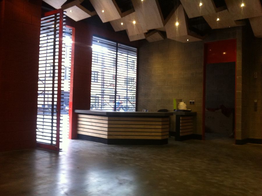 Recepción del primer piso, con cielo raso de madera y celosía hacia la calle