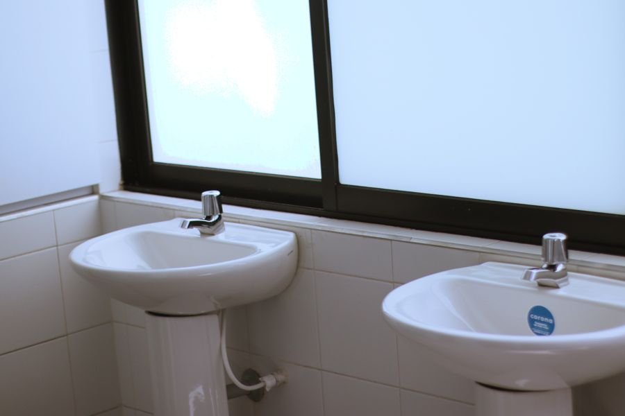 Baño con lavamanos y ventana