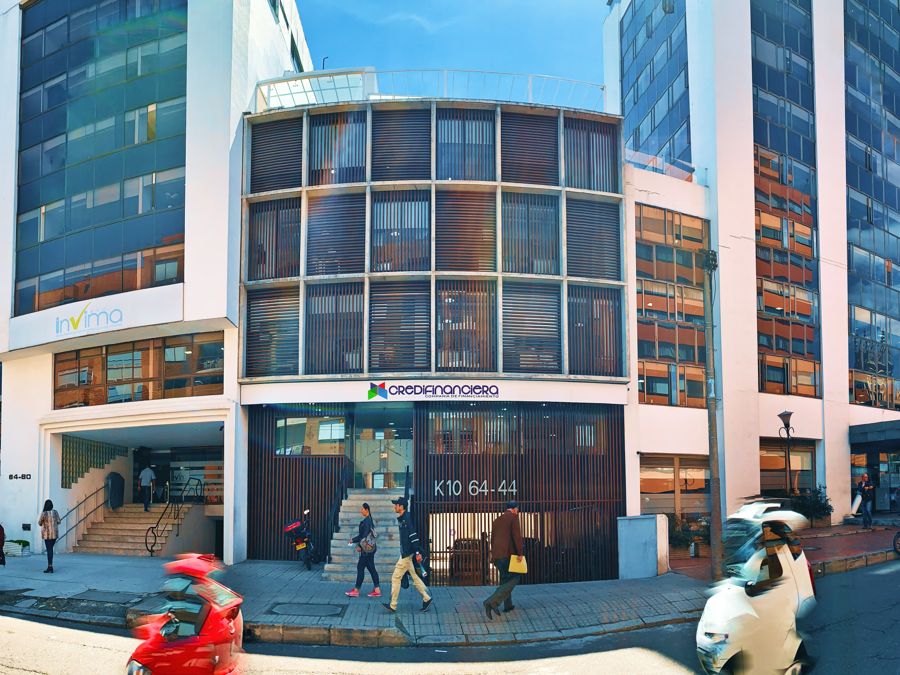 Fachada completa entre los edificios vecinos