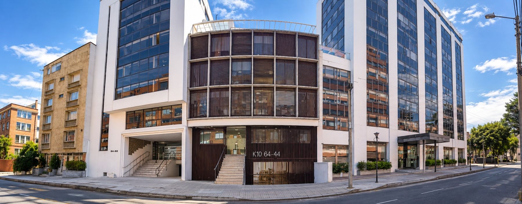 Panorámica de la cuadra sobre la Carrera 10, con el edificio al centro