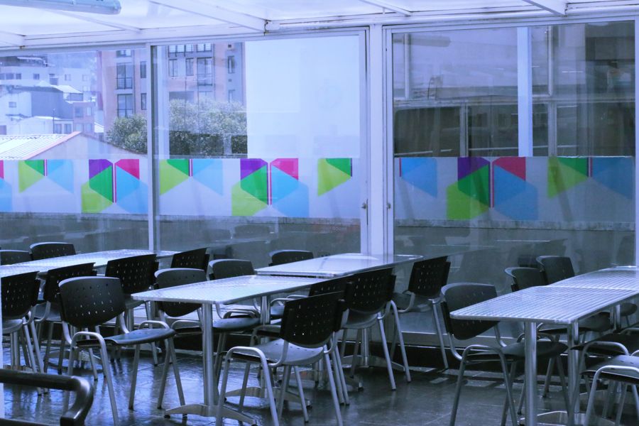 Terraza con cerramiento en vidrio y vista a los edificios vecinos